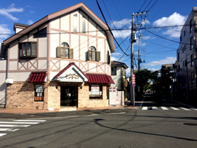 This is a bakery near my neighborhood that I used to go to buy bread when I was a child. It’s a two-story house, the ground floor is a bakery and the first floor is  where the baker lives. It looks like a kind of brick house but is concrete. The red roof and good smell of bread are a mark of this bakery. It reminds me of my childhood. Yokohama, Japan