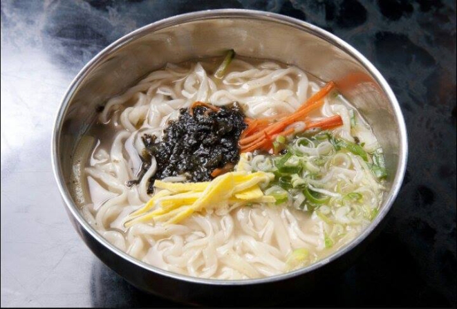 This is kinds of korean noodles called 'Kalgooksoo'. I used to enjoy this noodle and still love that. Many ingredients of this noodle are expected to include the vegetables (carrot, green onion), seafood(clam) and rolled-omelet. South Korean